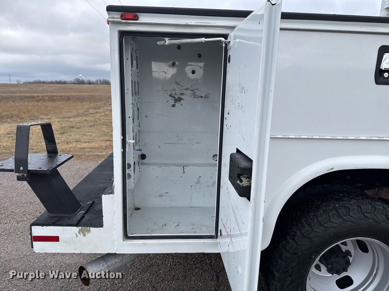 image for item DM5539 2018 Ford F350 Super Duty SuperCab utility bed pickup truck