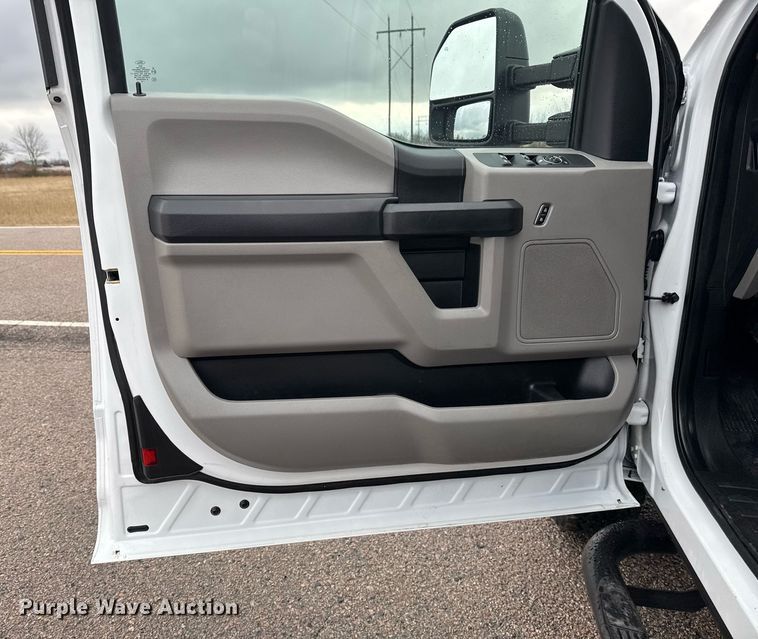 image for item DM5539 2018 Ford F350 Super Duty SuperCab utility bed pickup truck