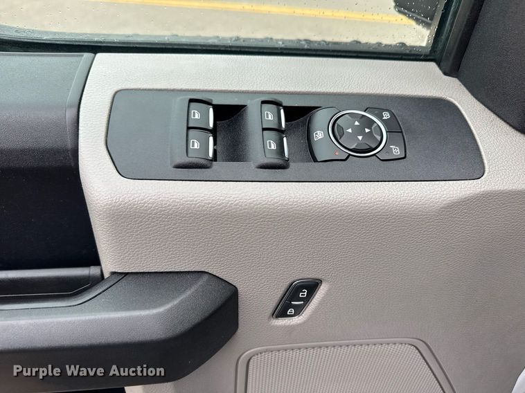 image for item DM5539 2018 Ford F350 Super Duty SuperCab utility bed pickup truck