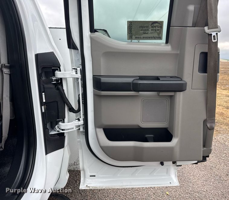 image for item DM5539 2018 Ford F350 Super Duty SuperCab utility bed pickup truck