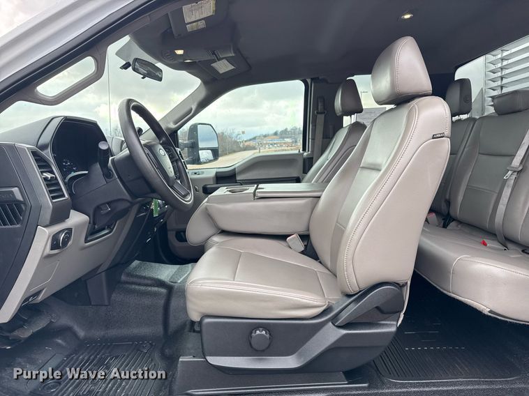 image for item DM5539 2018 Ford F350 Super Duty SuperCab utility bed pickup truck