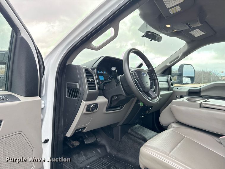 image for item DM5539 2018 Ford F350 Super Duty SuperCab utility bed pickup truck