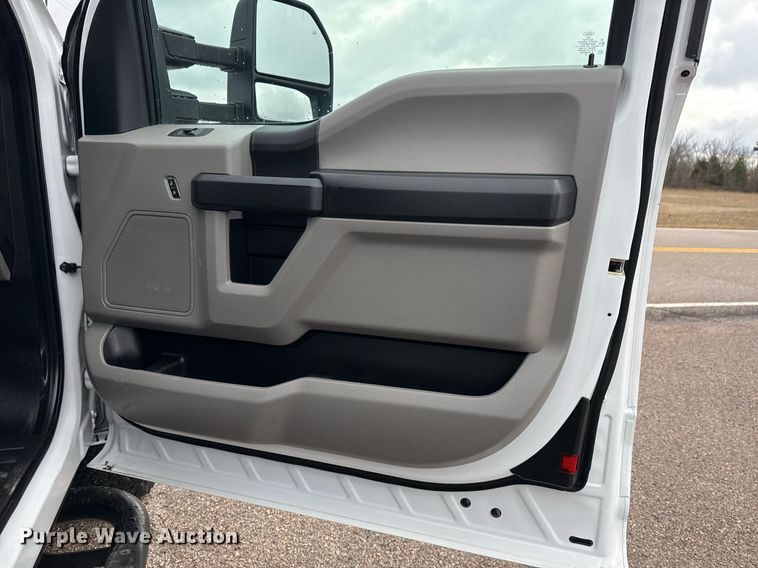 image for item DM5539 2018 Ford F350 Super Duty SuperCab utility bed pickup truck