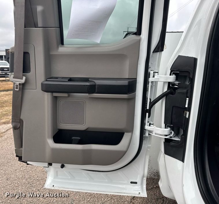 image for item DM5539 2018 Ford F350 Super Duty SuperCab utility bed pickup truck