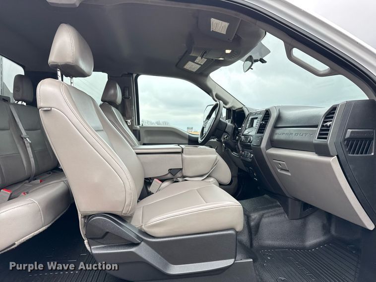 image for item DM5539 2018 Ford F350 Super Duty SuperCab utility bed pickup truck