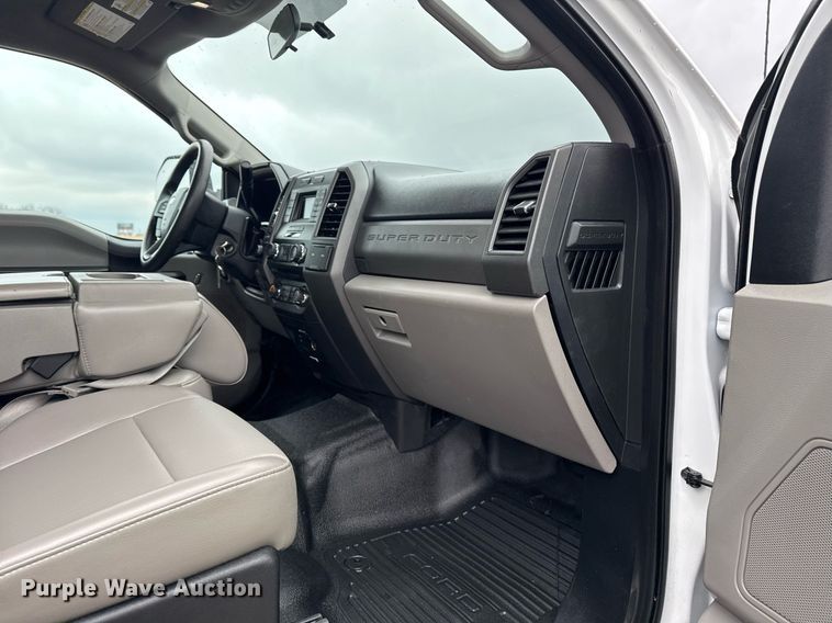 image for item DM5539 2018 Ford F350 Super Duty SuperCab utility bed pickup truck