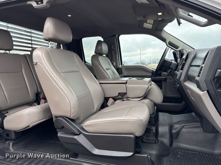 image for item DM5539 2018 Ford F350 Super Duty SuperCab utility bed pickup truck