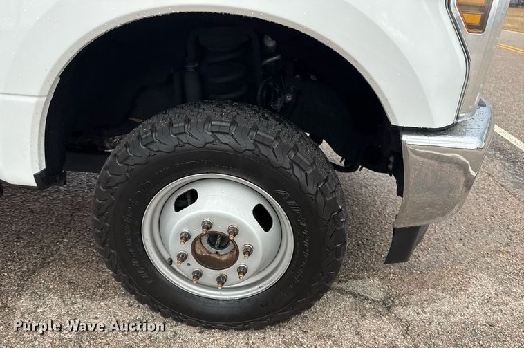 image for item DM5539 2018 Ford F350 Super Duty SuperCab utility bed pickup truck