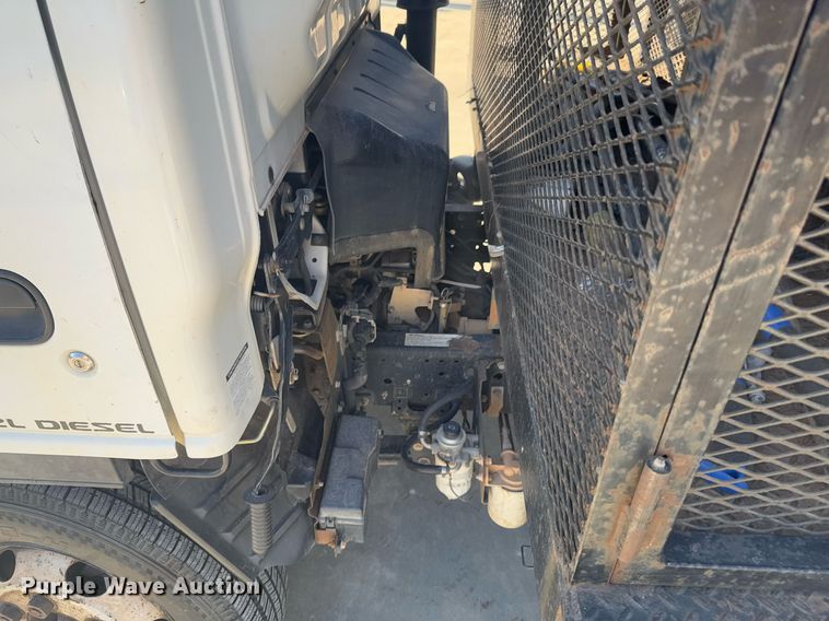 image for item DO0251 2006 Isuzu NPR flatbed truck