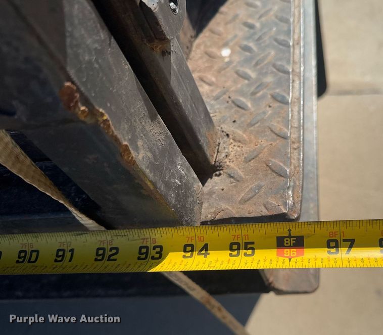 image for item DO0251 2006 Isuzu NPR flatbed truck