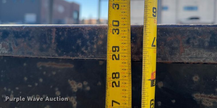 image for item DO0251 2006 Isuzu NPR flatbed truck