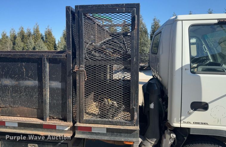 image for item DO0251 2006 Isuzu NPR flatbed truck