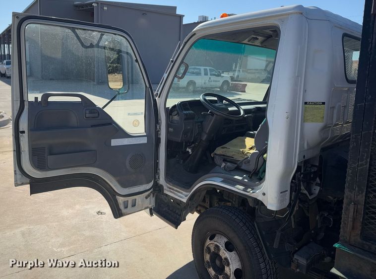 image for item DO0251 2006 Isuzu NPR flatbed truck