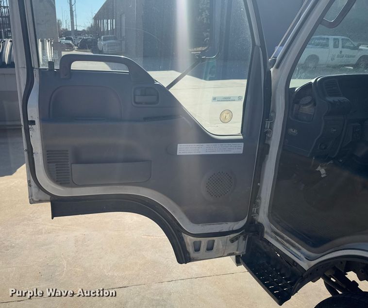 image for item DO0251 2006 Isuzu NPR flatbed truck