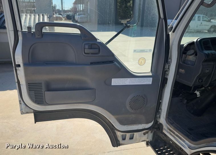 image for item DO0251 2006 Isuzu NPR flatbed truck