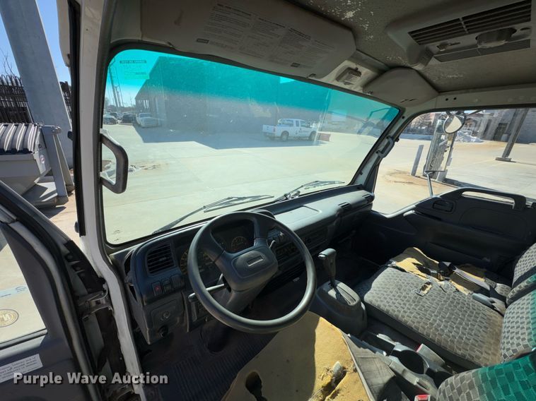 image for item DO0251 2006 Isuzu NPR flatbed truck