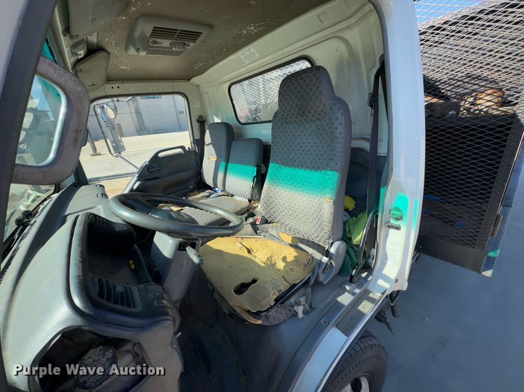 image for item DO0251 2006 Isuzu NPR flatbed truck