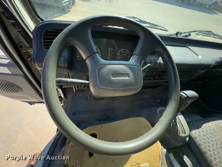 image for item DO0251 2006 Isuzu NPR flatbed truck