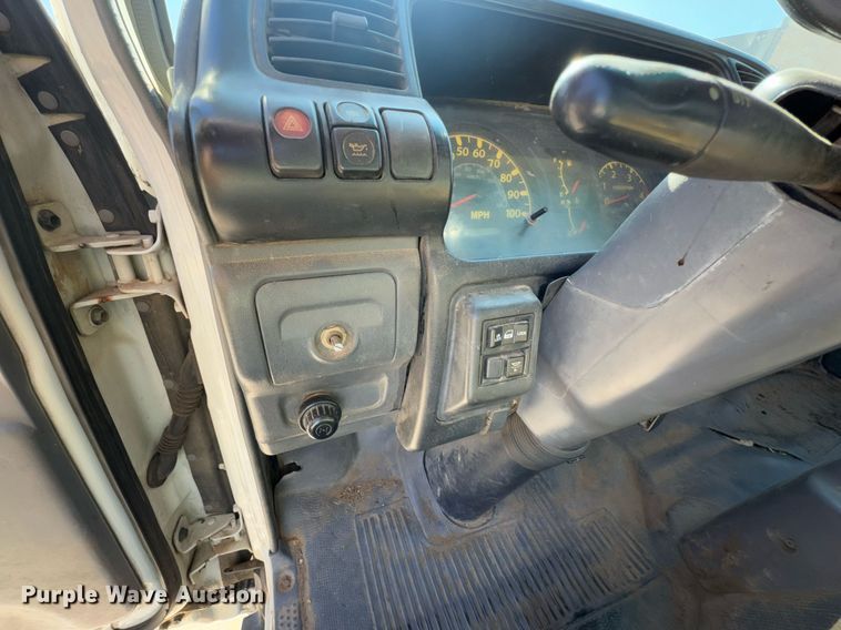 image for item DO0251 2006 Isuzu NPR flatbed truck