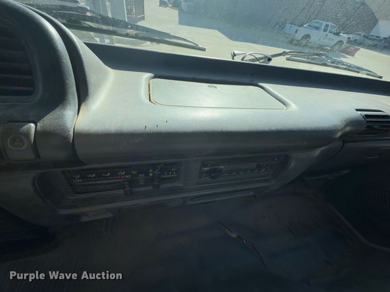 image for item DO0251 2006 Isuzu NPR flatbed truck