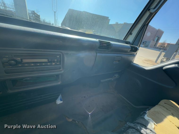 image for item DO0251 2006 Isuzu NPR flatbed truck