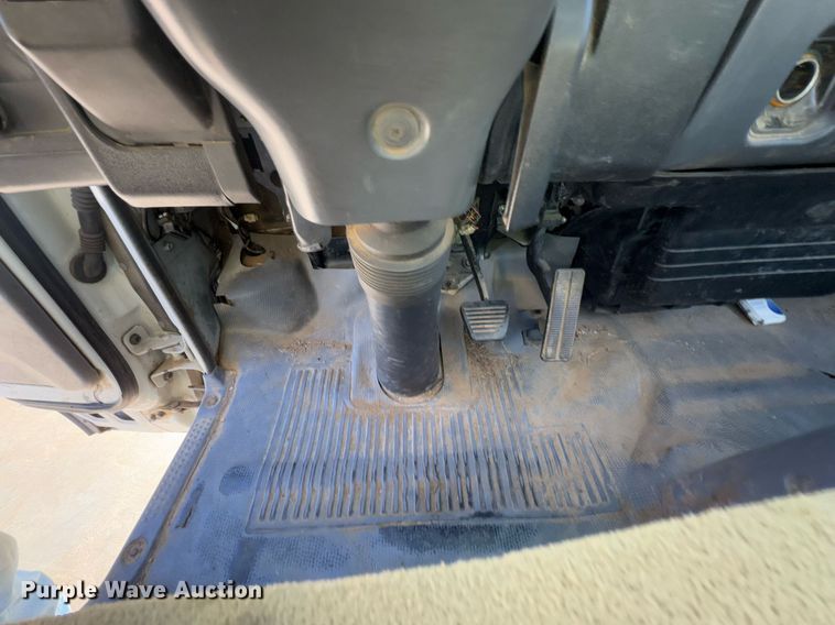 image for item DO0251 2006 Isuzu NPR flatbed truck