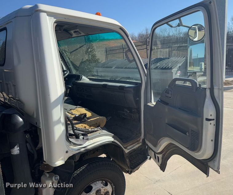 image for item DO0251 2006 Isuzu NPR flatbed truck