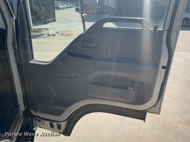 image for item DO0251 2006 Isuzu NPR flatbed truck