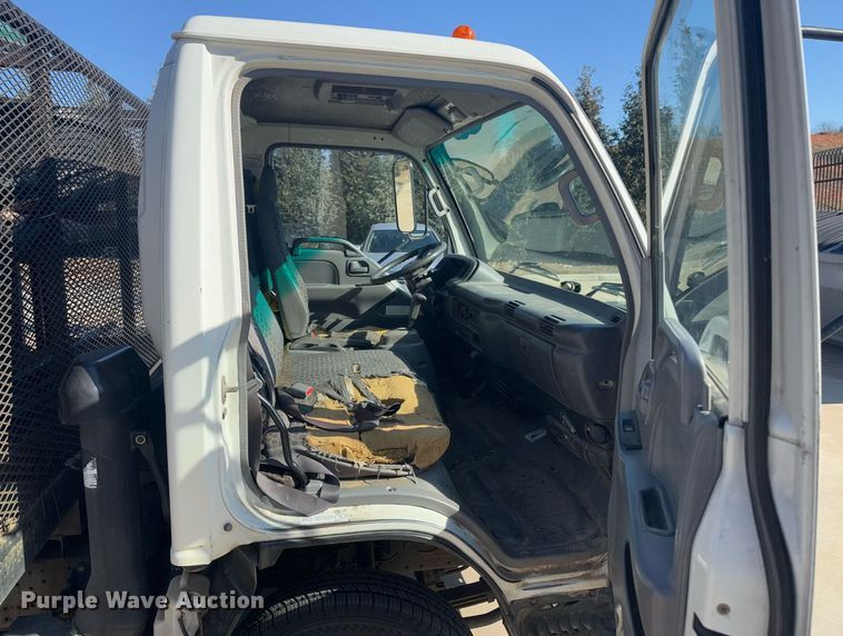 image for item DO0251 2006 Isuzu NPR flatbed truck