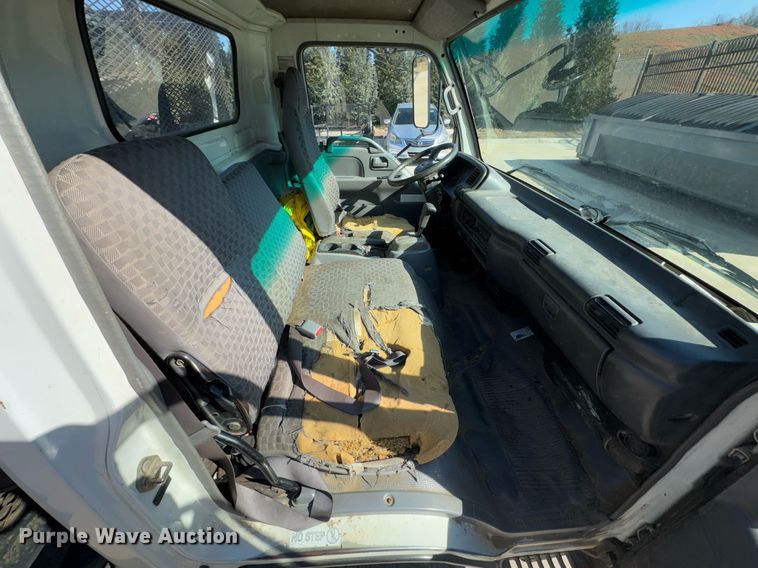 image for item DO0251 2006 Isuzu NPR flatbed truck