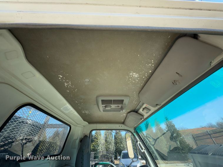 image for item DO0251 2006 Isuzu NPR flatbed truck