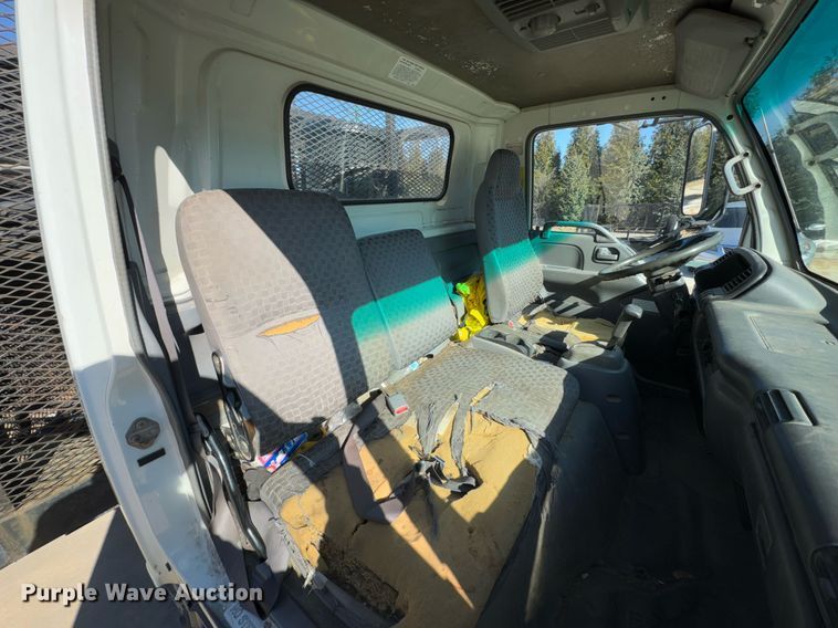 image for item DO0251 2006 Isuzu NPR flatbed truck