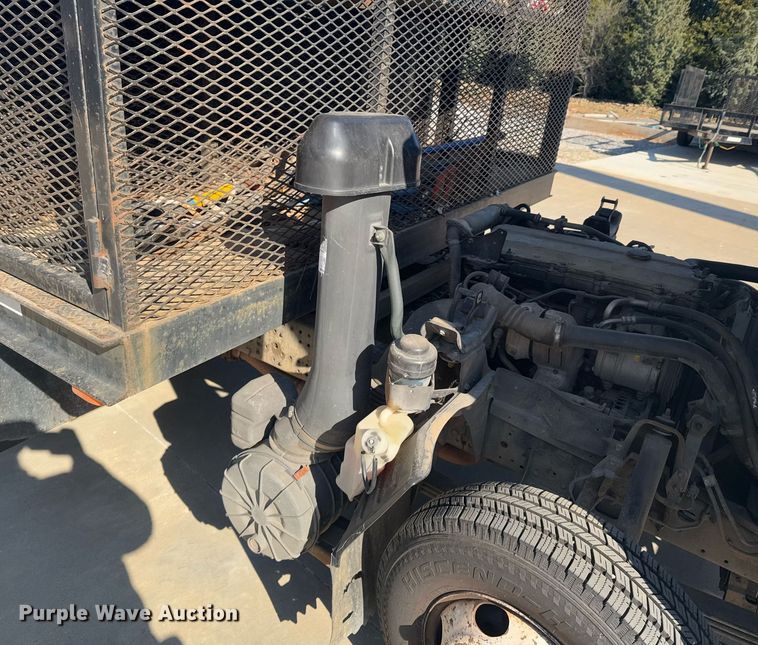 image for item DO0251 2006 Isuzu NPR flatbed truck