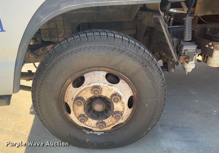 image for item DO0251 2006 Isuzu NPR flatbed truck