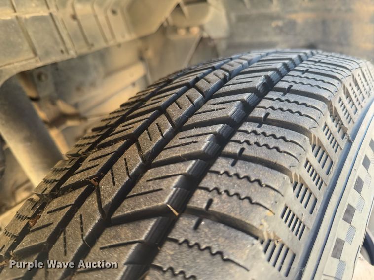 image for item DO0251 2006 Isuzu NPR flatbed truck