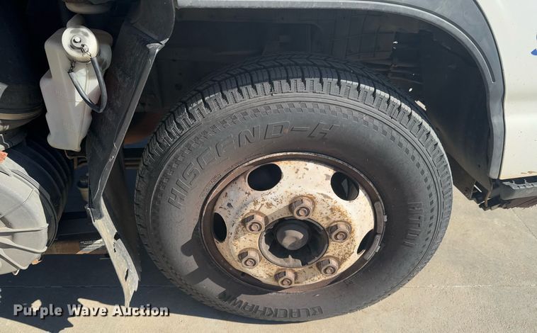 image for item DO0251 2006 Isuzu NPR flatbed truck