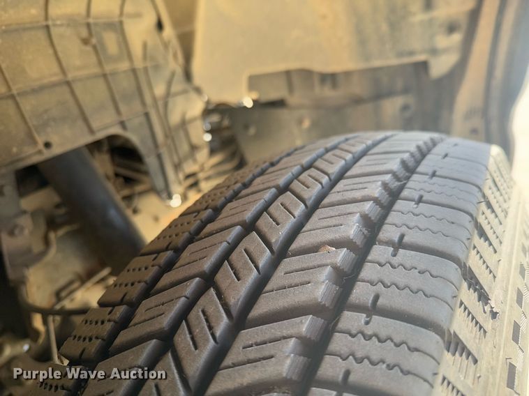 image for item DO0251 2006 Isuzu NPR flatbed truck