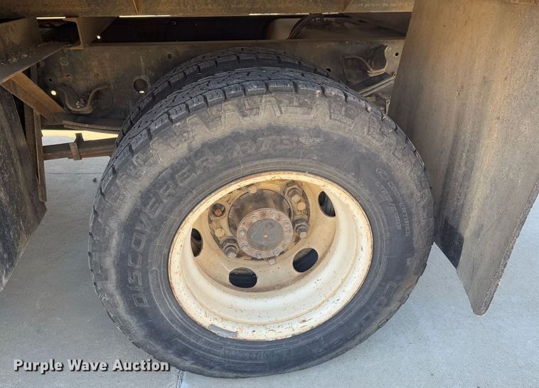 image for item DO0251 2006 Isuzu NPR flatbed truck