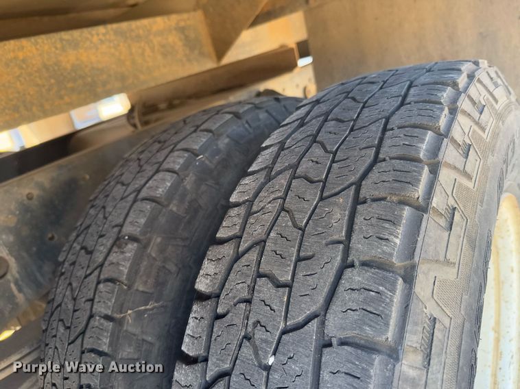 image for item DO0251 2006 Isuzu NPR flatbed truck