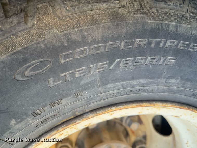 image for item DO0251 2006 Isuzu NPR flatbed truck