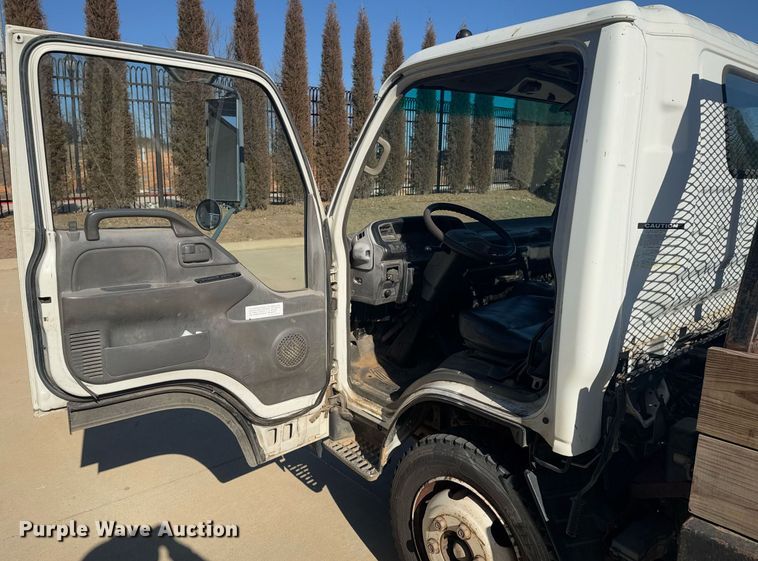 image for item DO0254 2001 Isuzu NQR flatbed truck