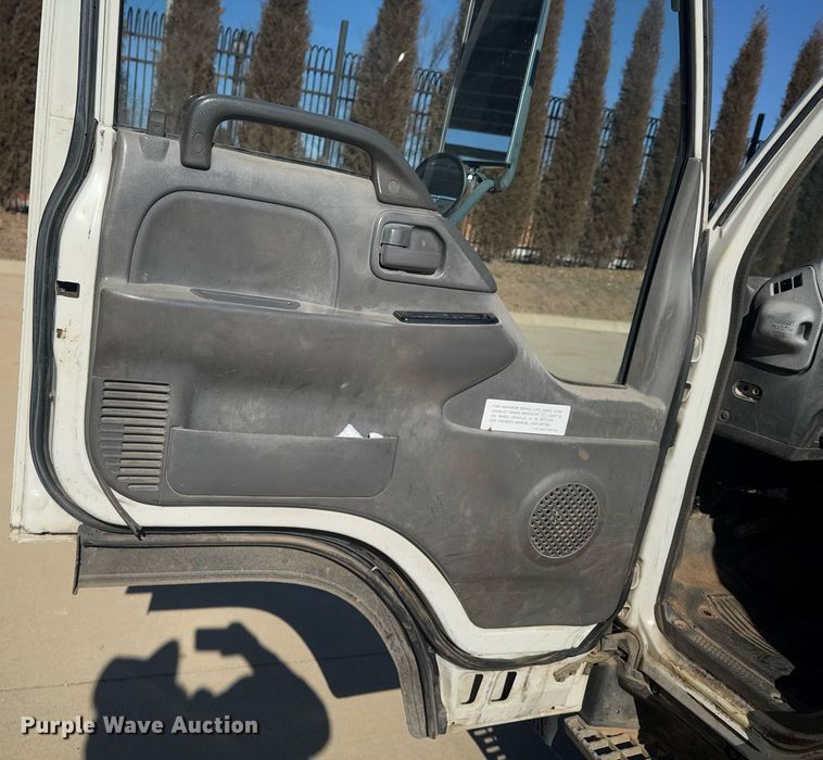 image for item DO0254 2001 Isuzu NQR flatbed truck