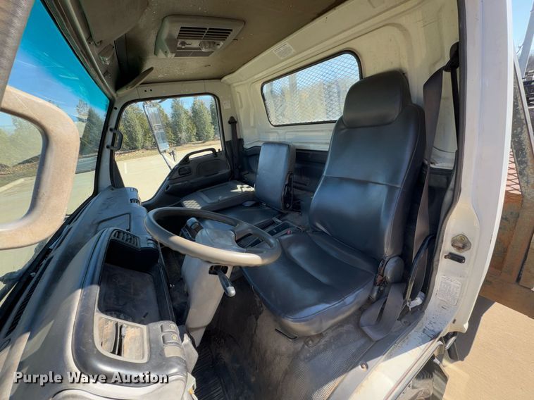 image for item DO0254 2001 Isuzu NQR flatbed truck