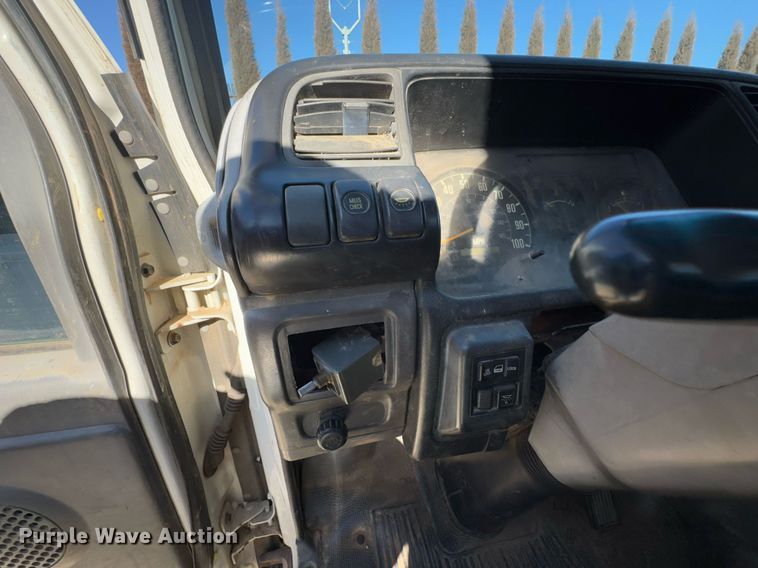 image for item DO0254 2001 Isuzu NQR flatbed truck