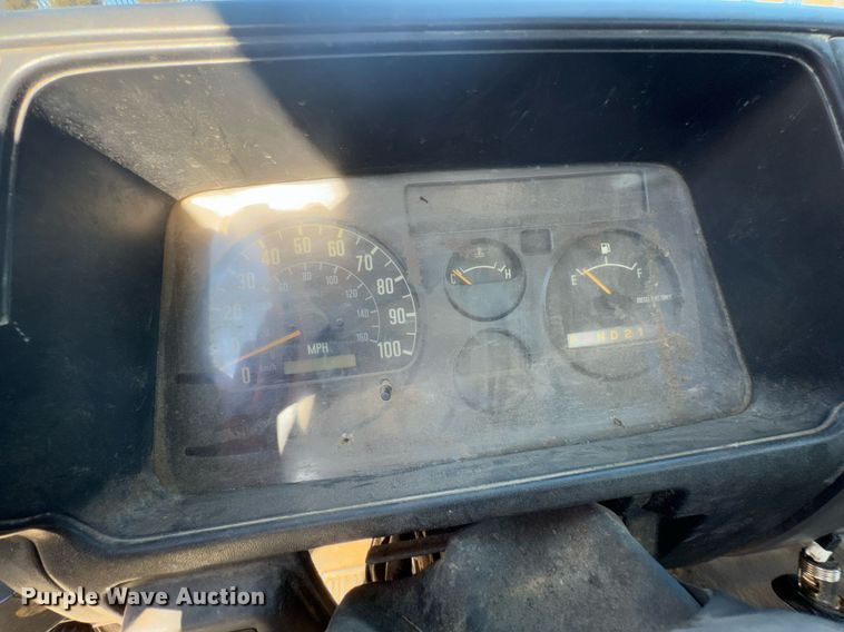 image for item DO0254 2001 Isuzu NQR flatbed truck