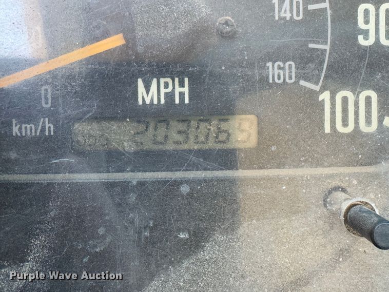 image for item DO0254 2001 Isuzu NQR flatbed truck