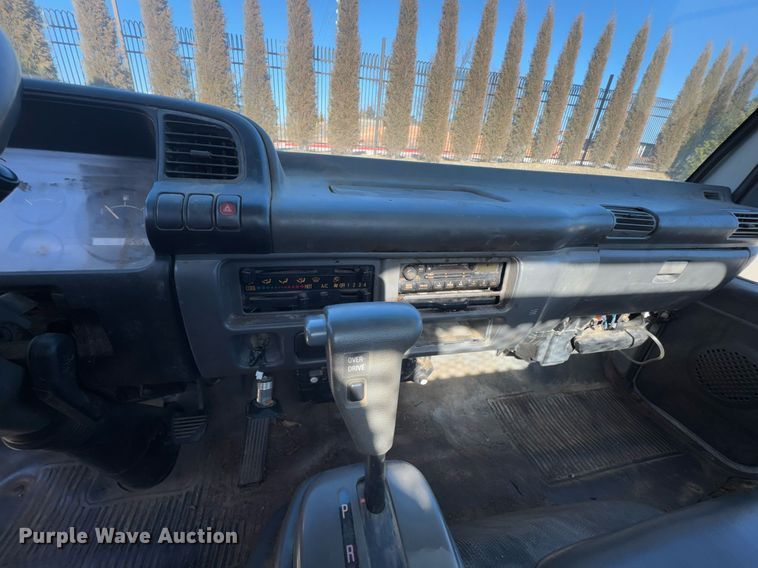 image for item DO0254 2001 Isuzu NQR flatbed truck