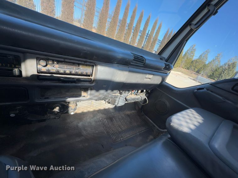 image for item DO0254 2001 Isuzu NQR flatbed truck