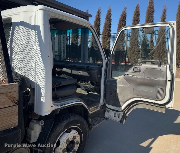 image for item DO0254 2001 Isuzu NQR flatbed truck