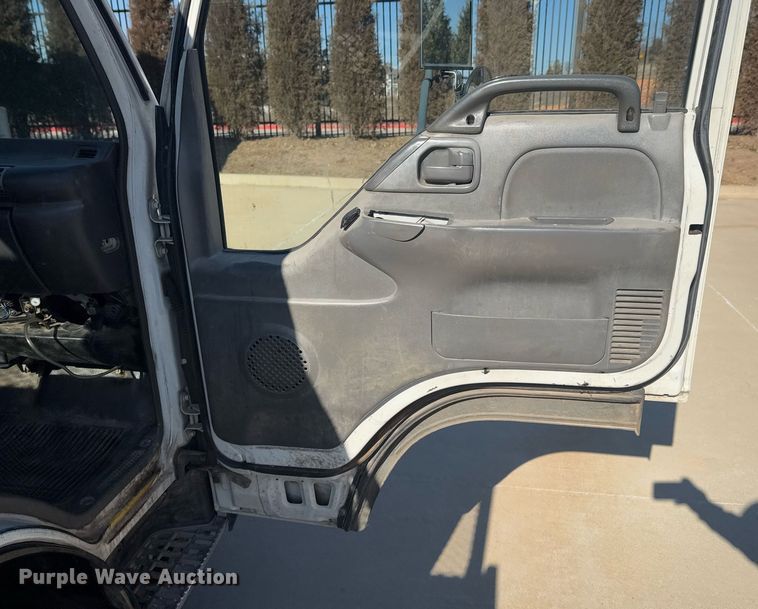 image for item DO0254 2001 Isuzu NQR flatbed truck